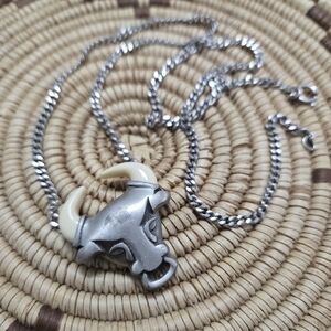Vintage Avon Bull's Head Silvertone Necklace 20"